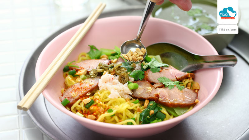 egg-noodles-served-with-roast-pork-thai-food-NXPQDU7